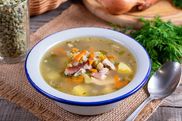 Домашний гороховый суп с беконом — стоковое фото
