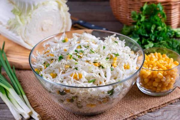 Salada de repolho chinesa com milho doce em uma tigela de vidro — Fotografia de Stock