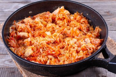 Tavada haşlanmış lahana.