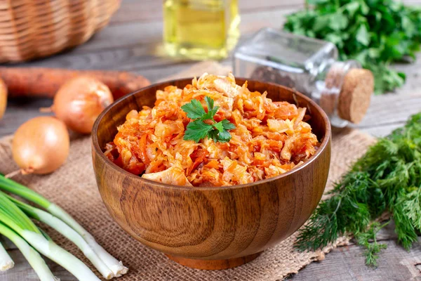 Gedünsteter Kohl mit Fleisch — Stockfoto