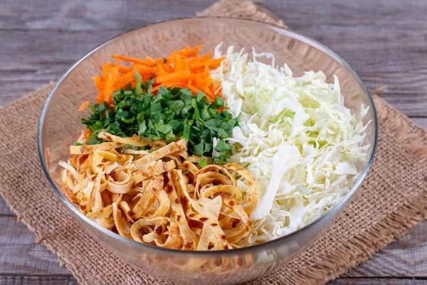 Uma tigela de salada de repolho e cenoura — Fotografia de Stock