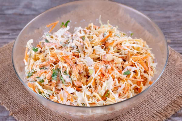 Салат с капустой и морковью в тарелке — стоковое фото