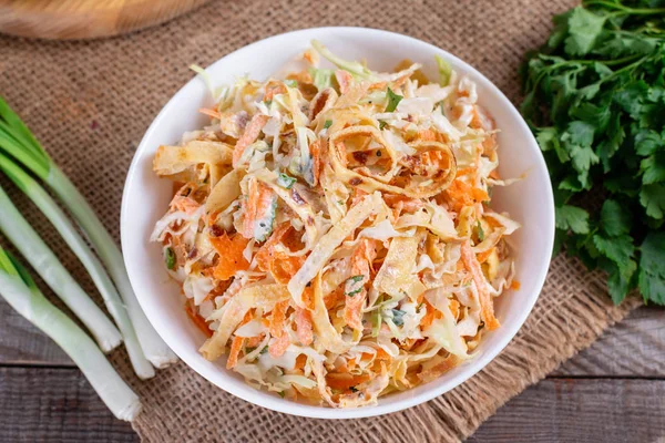 Салат с капустой и морковью в белой тарелке — стоковое фото