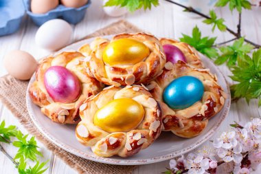 Ev yapımı İtalyan Paskalya Ekmek Yüzükleri ve boyalı yumurtalar.