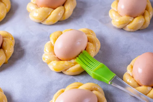 Osterbrötchen mit Ei — Stockfoto
