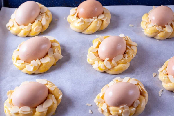 Panini di pane pasquali con uovo — Foto Stock
