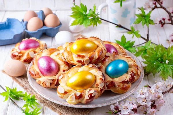 Пасхальні булочки з яйцем — стокове фото