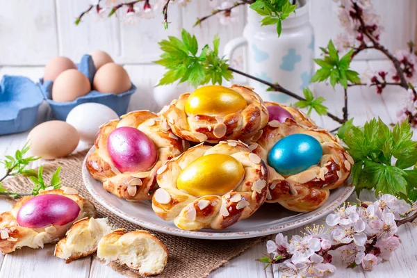 Смачні італійські персні на Великдень з пофарбованими яйцями — стокове фото