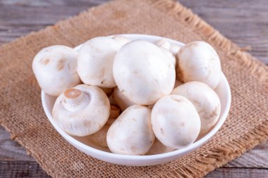 Beyaz tabakta taze şampiyonlar