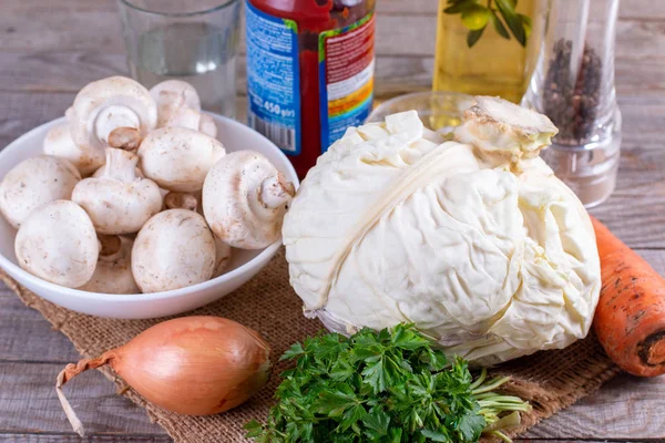 Ингредиенты для приготовления тушеной капусты с грибами — стоковое фото