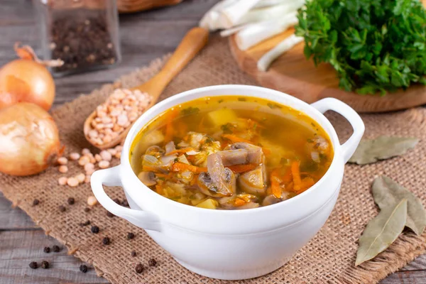 Tigela de sopa de ervilha com cogumelos — Fotografia de Stock