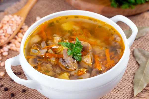 茸とエンドウ豆のスープのボウル — ストック写真