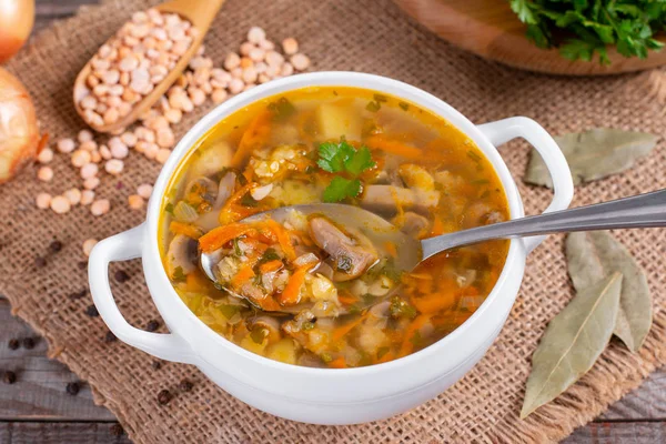 Mangkuk sup kacang dengan jamur — Stok Foto