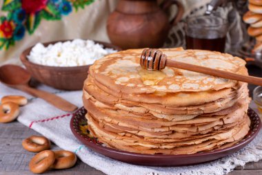 Ballı bir yığın ince krep. Rus bulanıklığı. Maslenitsa.
