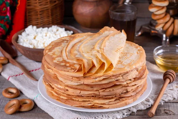 Panqueques caseros finos. Rubio ruso. Maslenitsa —  Fotos de Stock