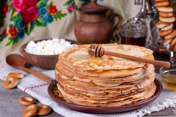 Großer Stapel dünner Pfannkuchen mit Honig. Russisch Bliny. masleniza. — Stockfoto