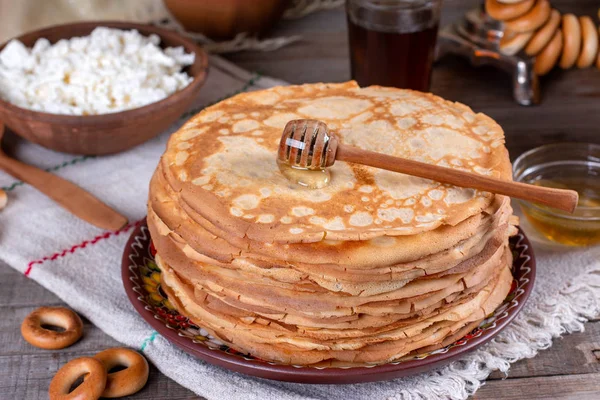 Grande pilha de panquecas finas com mel. Russo desfocado. Maslenitsa . — Fotografia de Stock