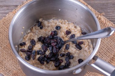 İçinde metal pot portre sağlıklı yulaf lapası yemek