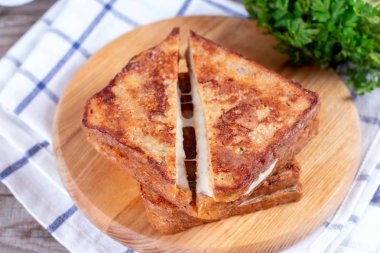 Mozzarella peynirli sandviç.