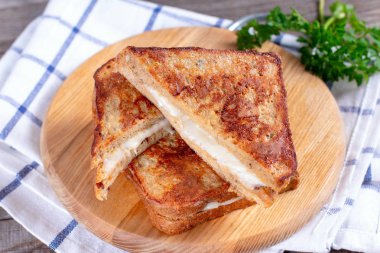 Mozzarella peynirli sandviç.