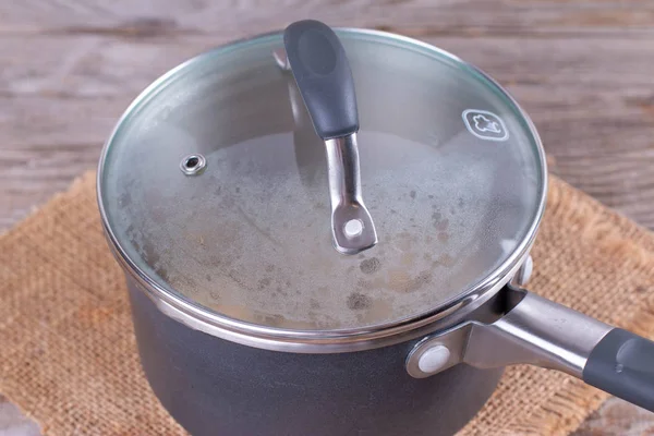 Cocinar gachas saludables en primer plano olla de metal — Foto de Stock