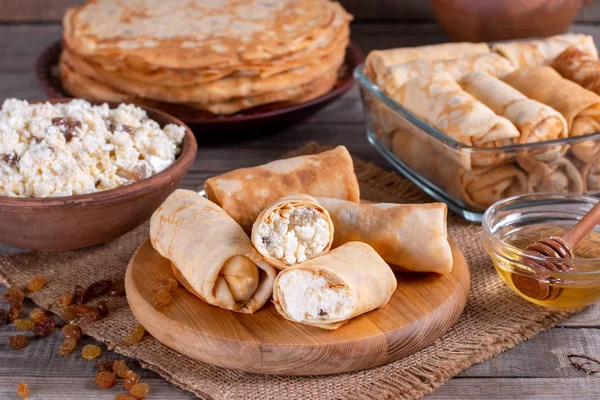 Panqueques finos rellenos de requesón y pasas — Foto de Stock