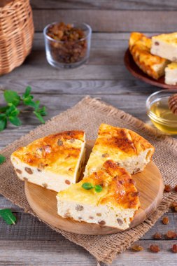 Üzümlü süzme peynir güveci.