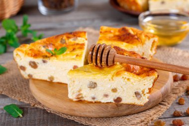 Kuru üzümlü ve ballı süzme peynir güveci.