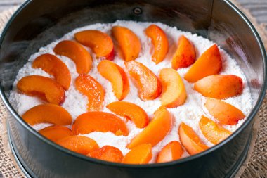 Hamur üzerinde kayısı dilimleri fırın kabında