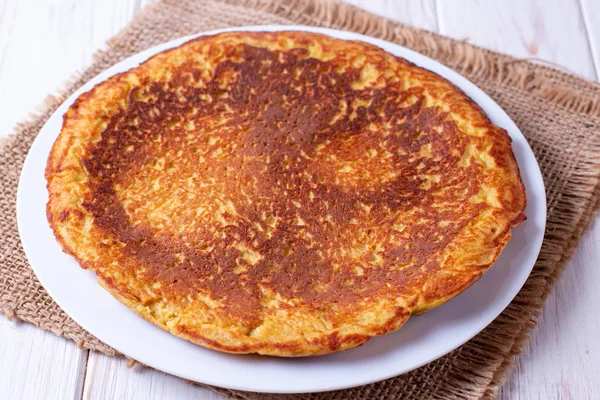 Casserole avec pancake. Crêpes de cuisson — Photo