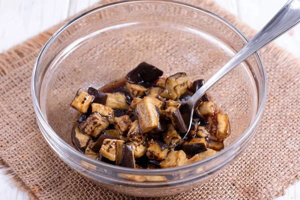 Fried eggplants with garlic and soy sauce — 图库照片