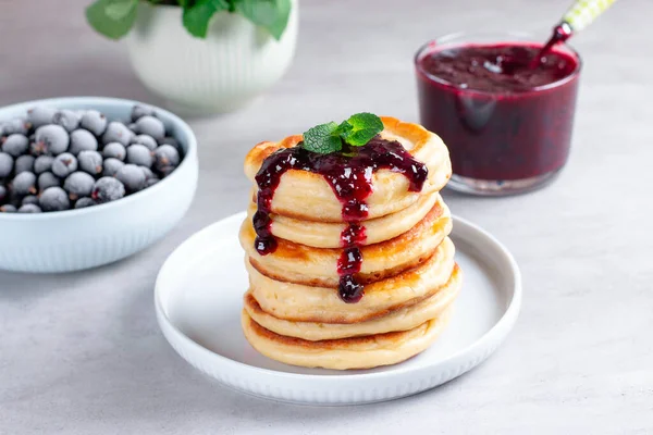Pfannkuchen mit Marmelade und gefrorenen Beeren — Stockfoto