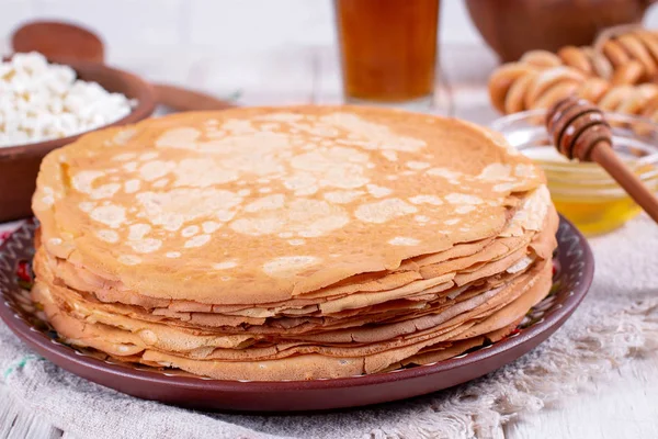 Panqueques caseros finos. Rubio ruso. Maslenitsa —  Fotos de Stock