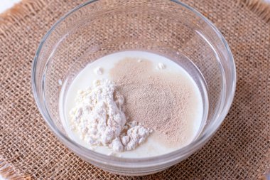 Cam bir kasede maya ve un.