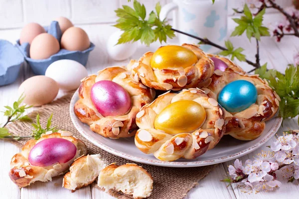 Традиційні італійські персні на Великдень з барвистими яйцями. — стокове фото