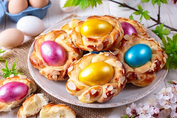 Традиційні італійські персні на Великдень з барвистими яйцями. — стокове фото
