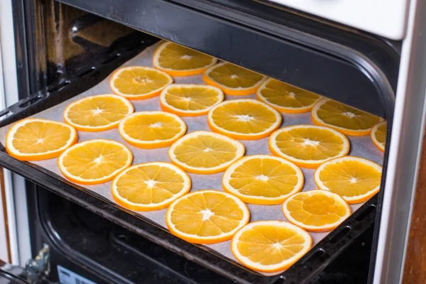 Сушені апельсини. Підготовка апельсинових консервованих фруктів для новорічної та різдвяної вечірки. — стокове фото
