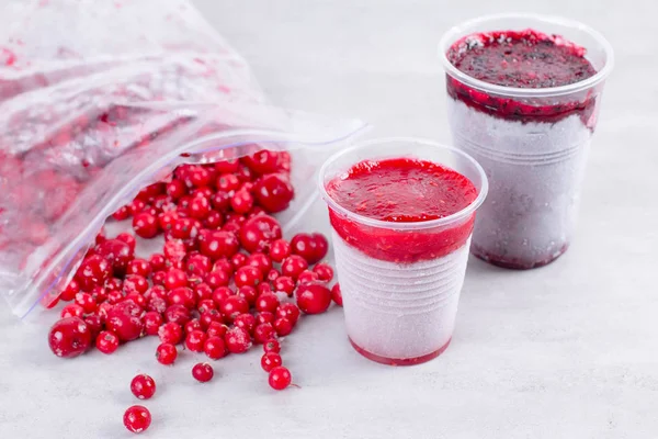 Puré de bayas congeladas y bayas congeladas sobre fondo blanco — Foto de Stock