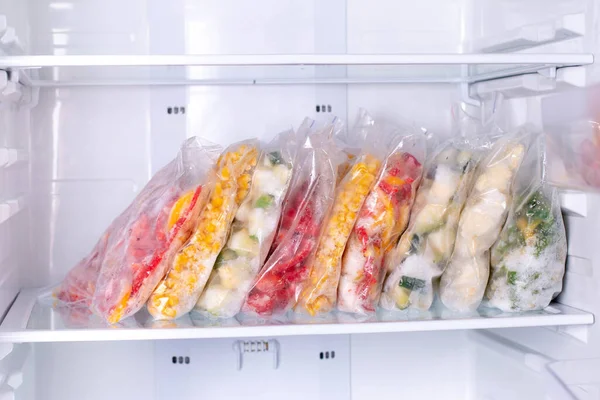 Сумки Замороженными Овощами Холодильнике Крупным Планом — стоковое фото