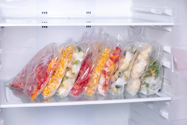 Műanyag Zacskók Mélyfagyasztott Zöldségekkel Hűtőszekrényben Vízszintes — Stock Fotó
