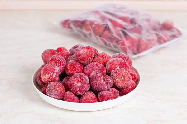Frozen Strawberries White Plate Kitchen Table — Stock Photo, Image