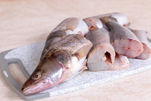 Peixe Cru Fresco Uma Tábua Corte Mesa Cozinha — Fotografia de Stock