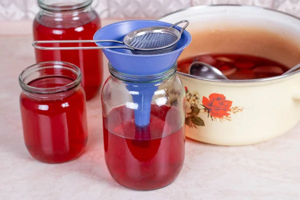 Ein Glas Mit Rotem Kompott Auf Dem Küchentisch — Stockfoto