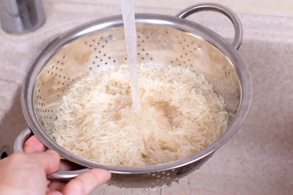 Rýže Cedníku Kuchyňském Dřezu Vaření Kuchyni — Stock fotografie