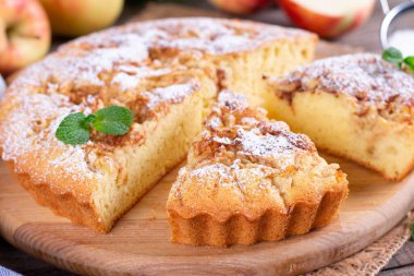 Elmalı turta, sünger kek, tahtadan bir masada elmalı Charlotte.