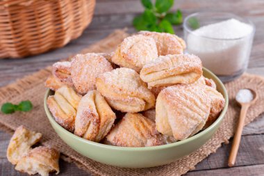 Süzme peynir ve şekerli kurabiyeler karga ayağı. Paskalya tarifi