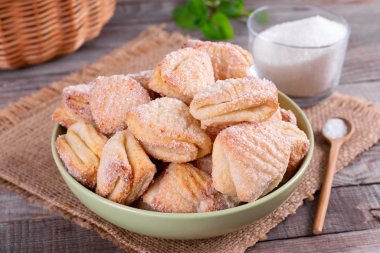 Süzme peynir kurabiyeleri, bisküvi üçgenleri, lezzetli öğle yemekleri. Çocukların sağlıklı yemekleri, çayla tatlı tatlılar.