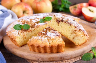 Elmalı turta, sünger kek, tahtadan bir masada elmalı Charlotte.