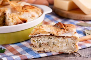 Lezzetli puf böreği, spanakopita, lezzetli Yunan piew peyniri
