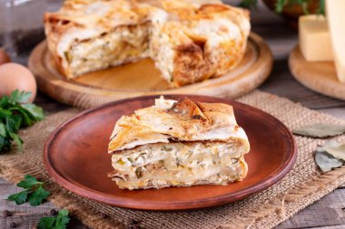 Masada peynirli ve otlu ev yapımı turta.